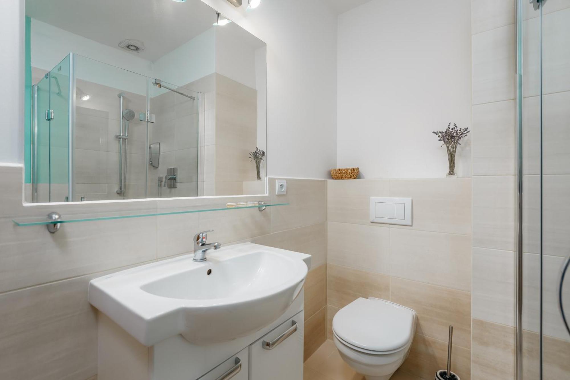 Roy 2 Bdr Apartment With Prague Castle View, Parking & Ac المظهر الخارجي الصورة