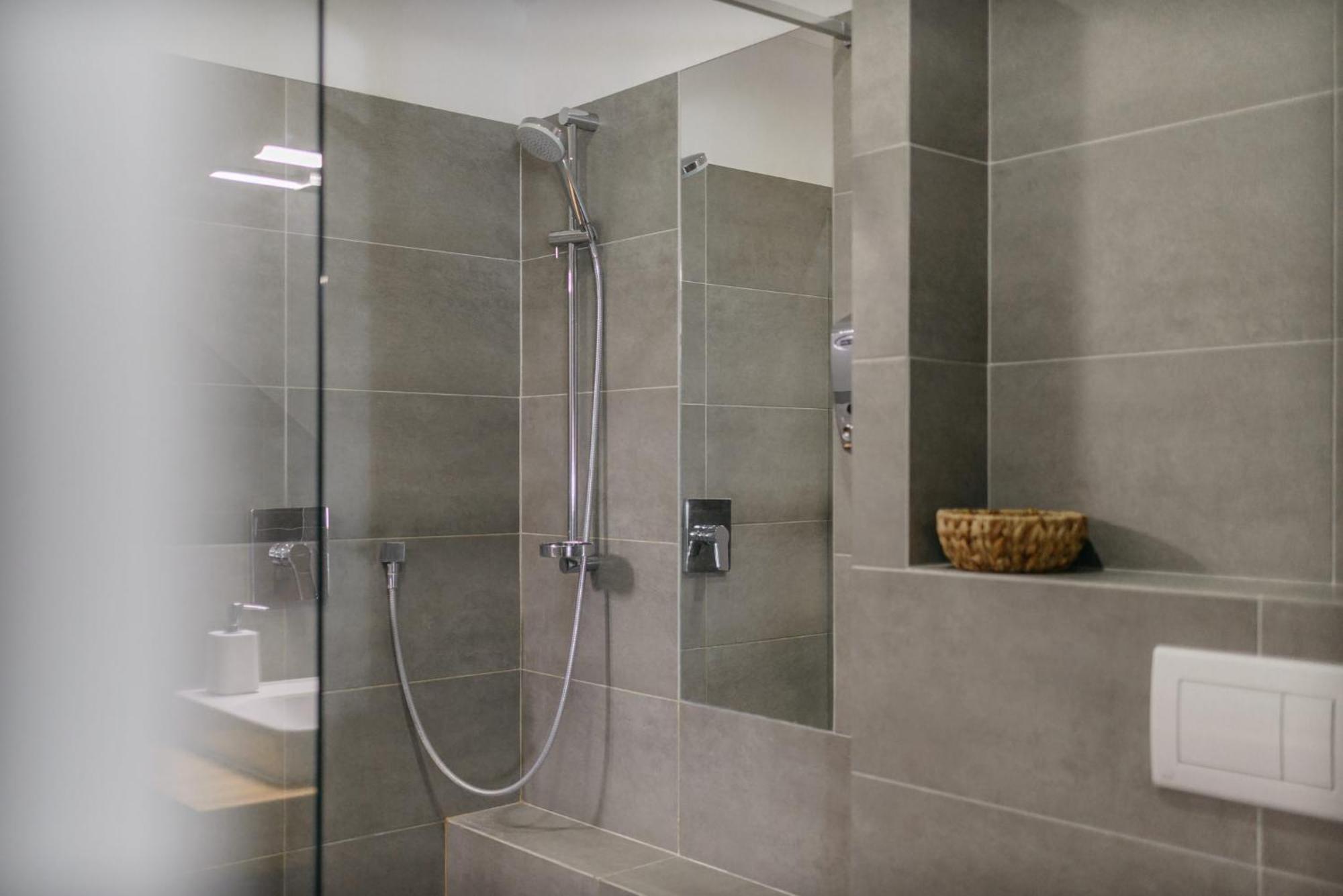 Roy 2 Bdr Apartment With Prague Castle View, Parking & Ac المظهر الخارجي الصورة